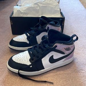 Nike Jordan 1 Mid SE girls- very good condition. Barely worn. See photos